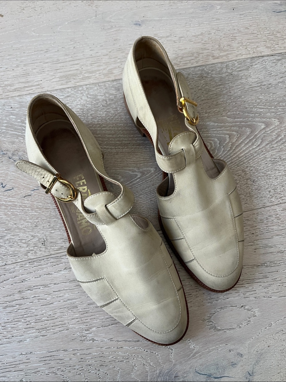 Ferragamo Vintage Beige Nubuck Leather T Strap Closed Toe Sandals 7.5 - Picture 2 of 8